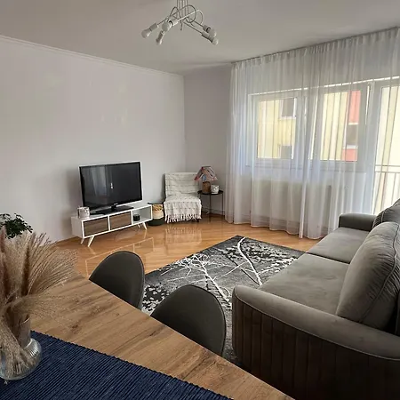 Sunny Apartament With Free Parking Apartment